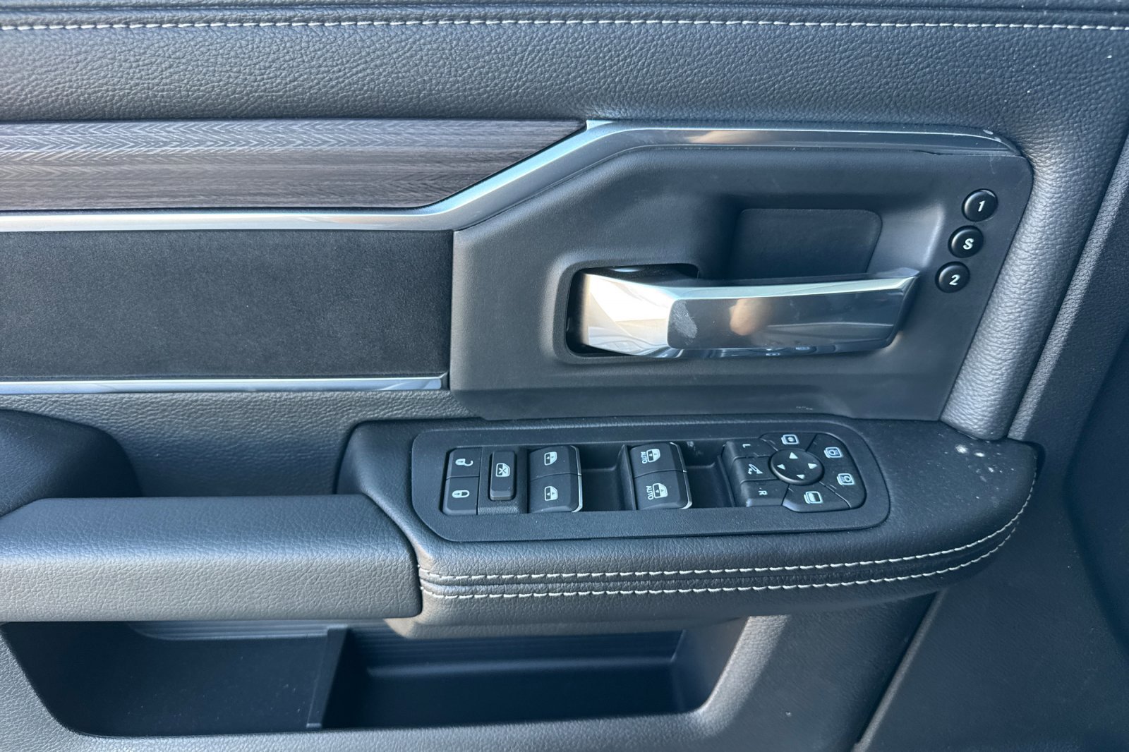 New 2026 RAM 2500 Laramie AWD/4WD image 10