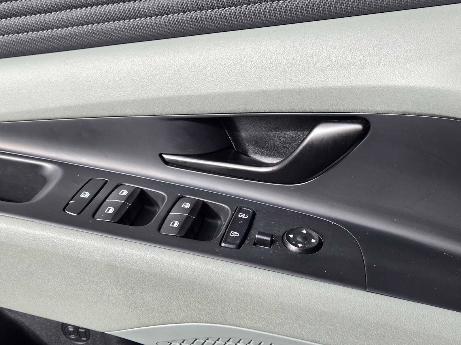 Used 2025 Hyundai Elantra Limited image 18