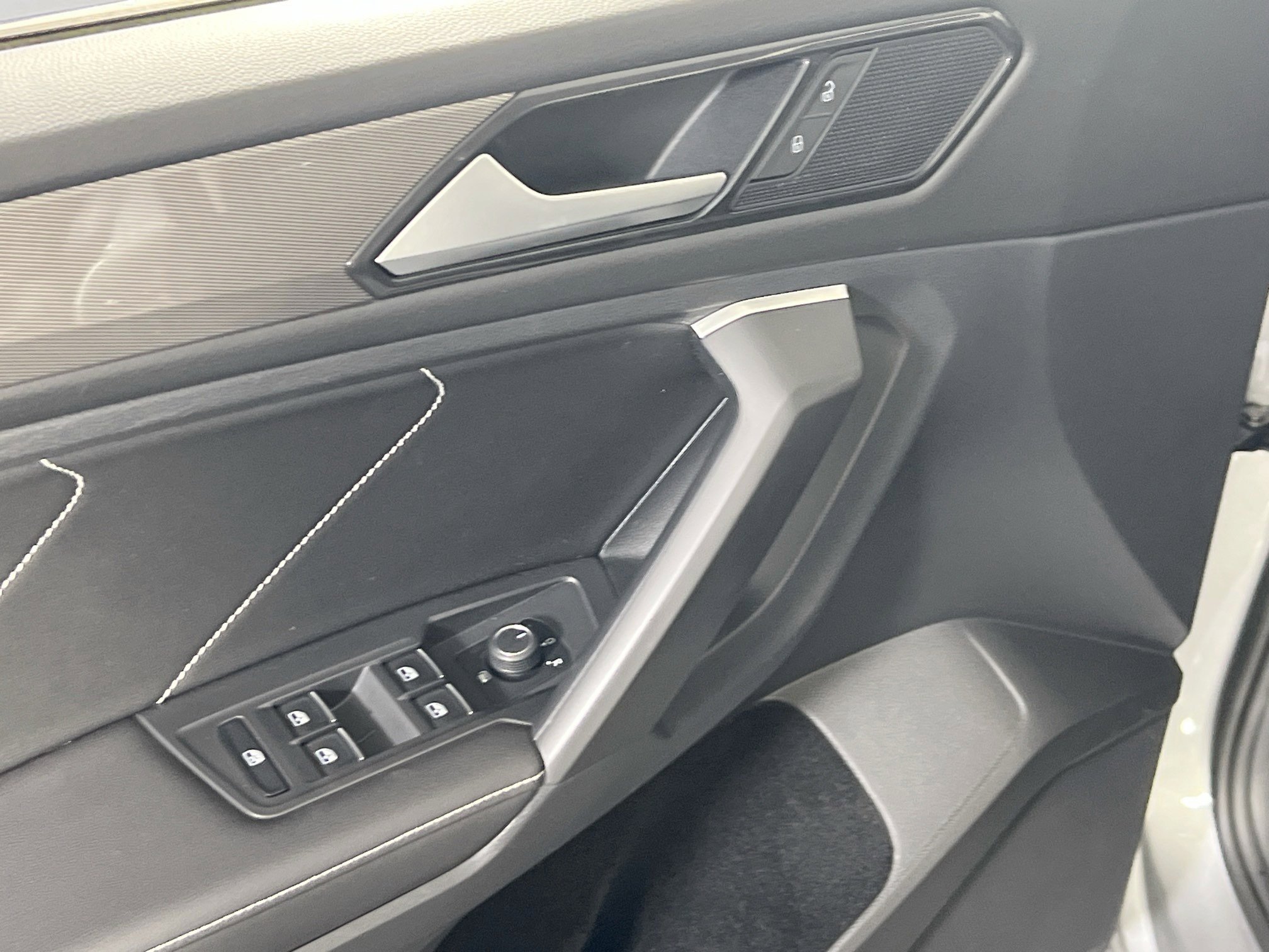 Used 2022 Volkswagen Tiguan SE AWD/4WD image 17