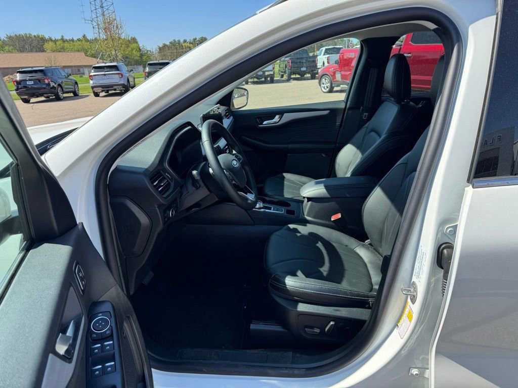 New 2025 Ford Escape SE w/ PHEV Premium Package FWD image 13