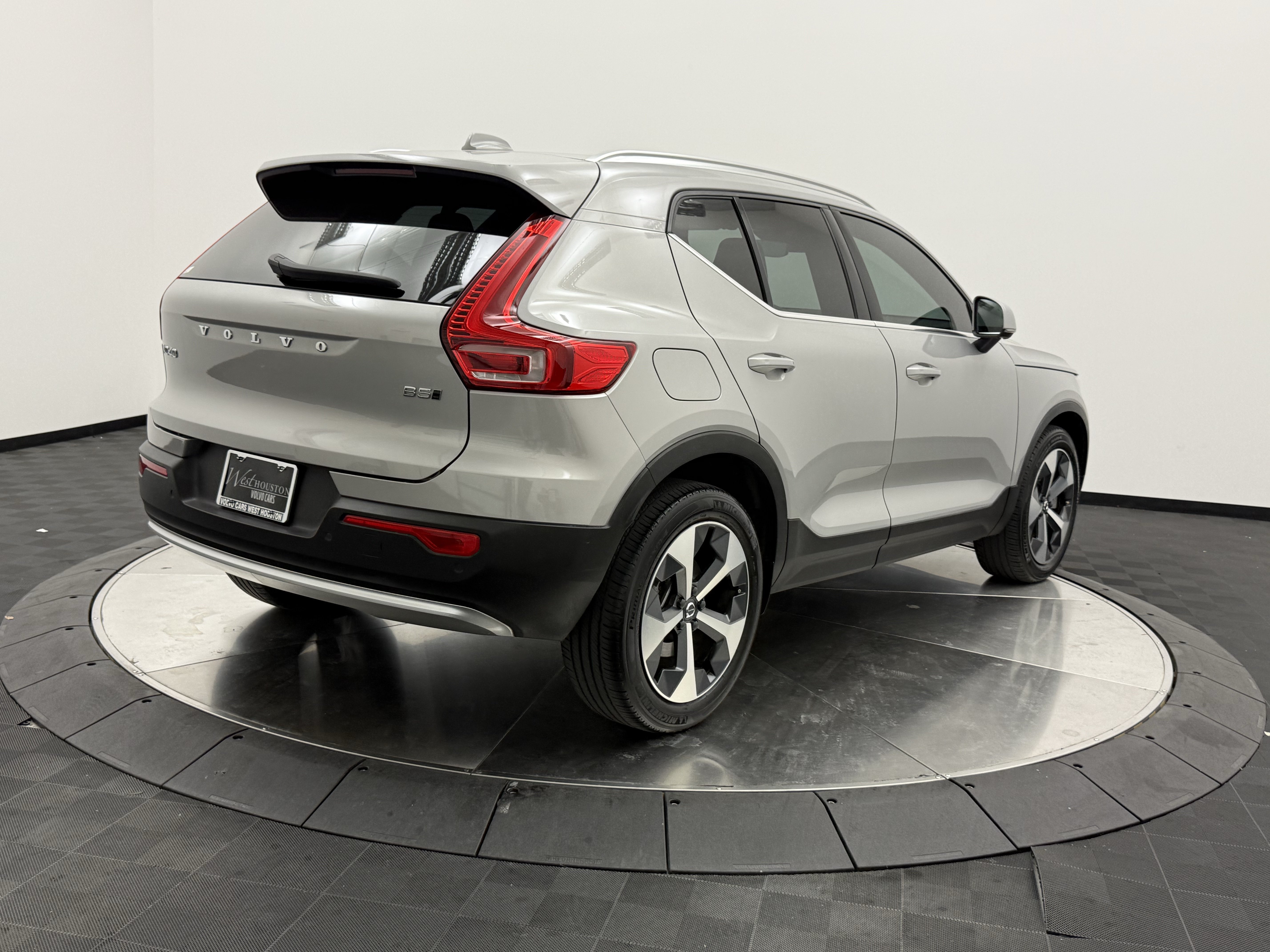 Certified 2023 Volvo XC40 B5 Plus w/ Driver Assist Package AWD/4WD image 7
