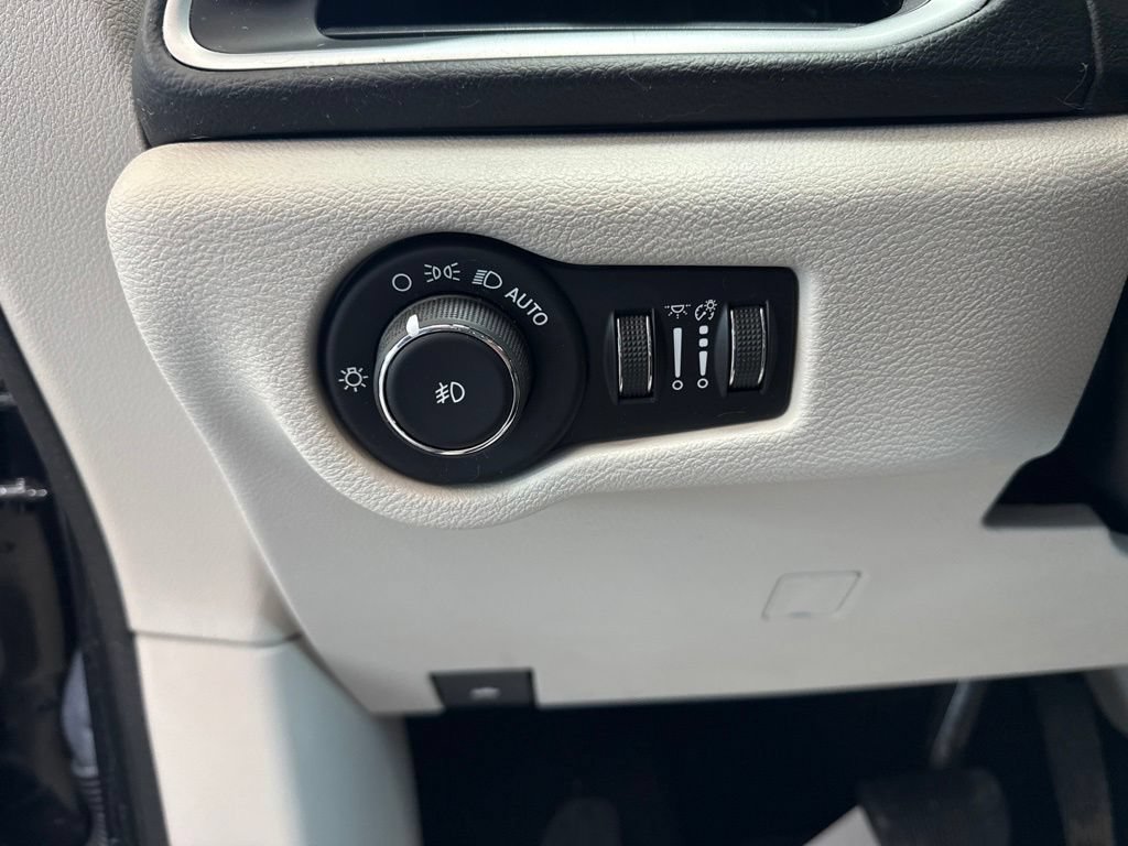 Used 2019 Chrysler Pacifica Touring Plus w/ Tire & Wheel Group FWD image 24