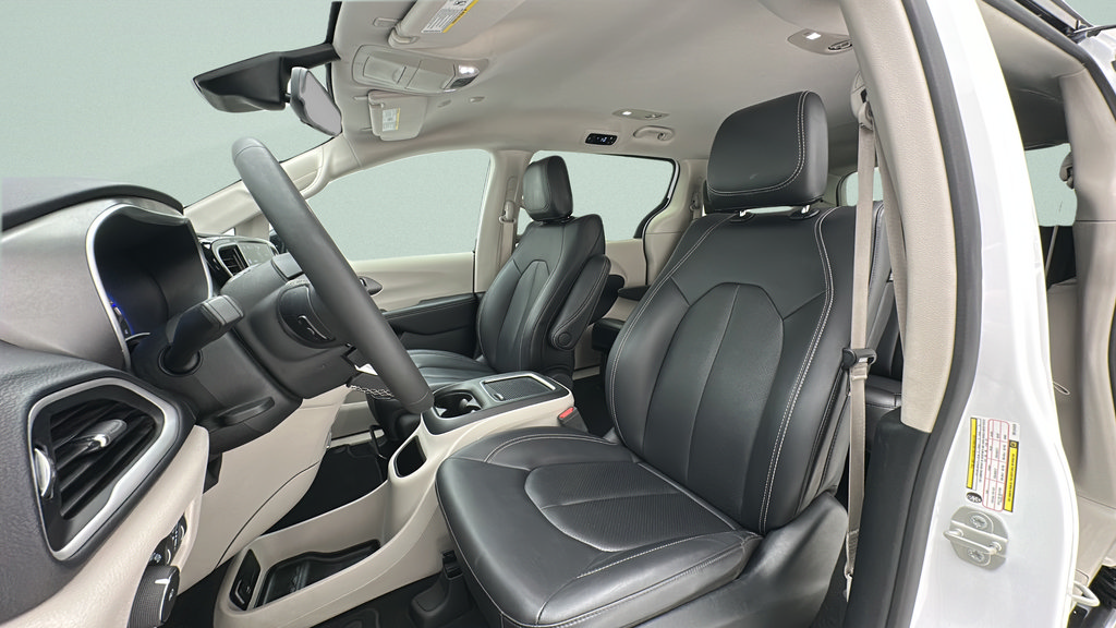 Used 2024 Chrysler Pacifica Touring-L FWD image 14