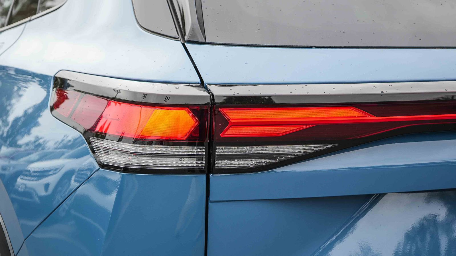 Used 2025 Volkswagen Tiguan SE R-Line image 9