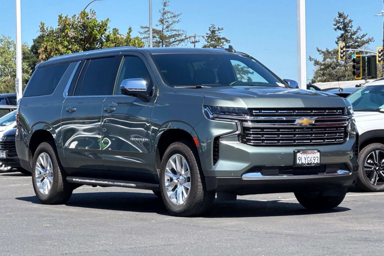 Used 2024 Chevrolet Suburban Premier image 2
