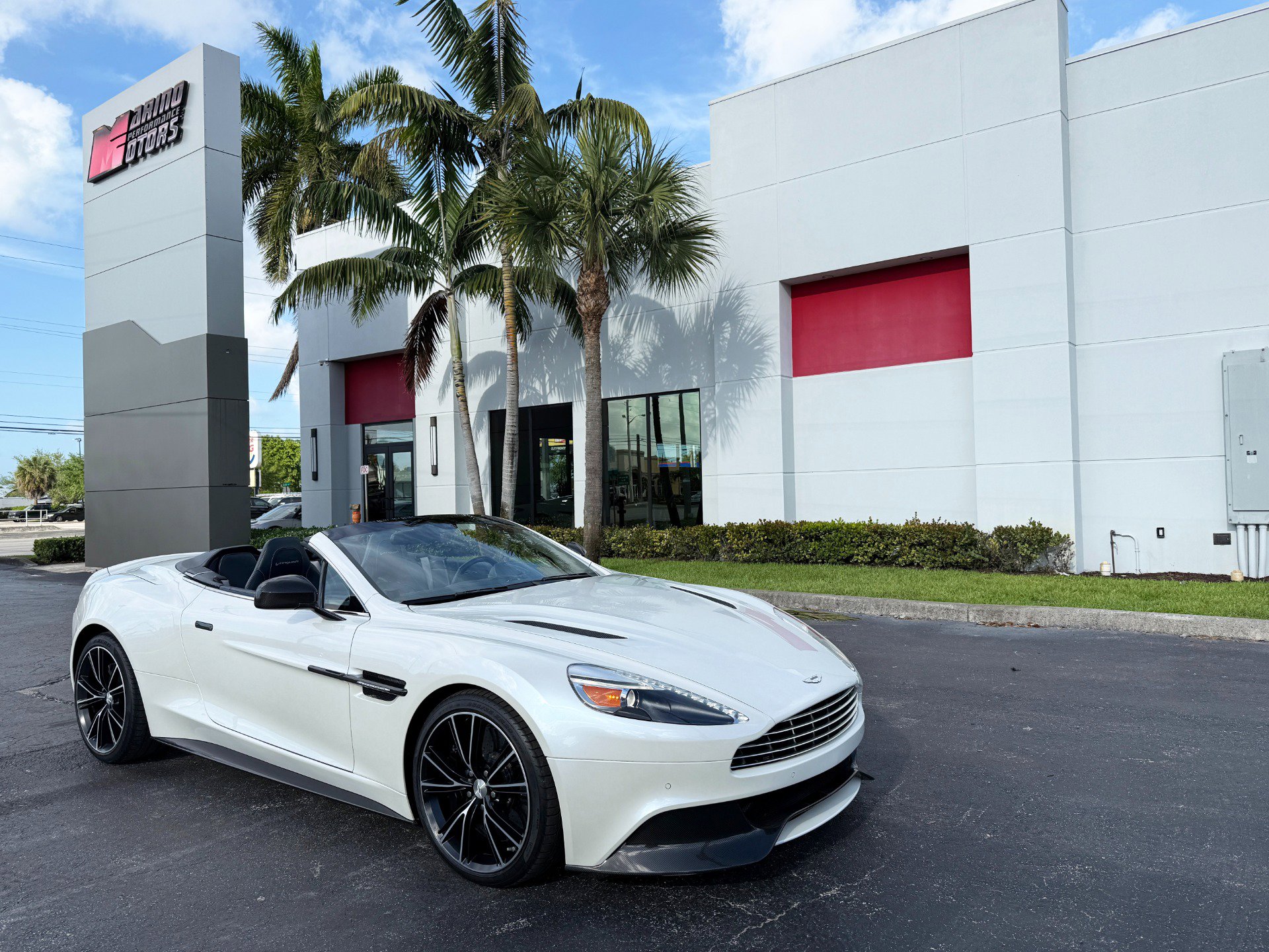 Used 2014 Aston Martin Vanquish Volante RWD image 1