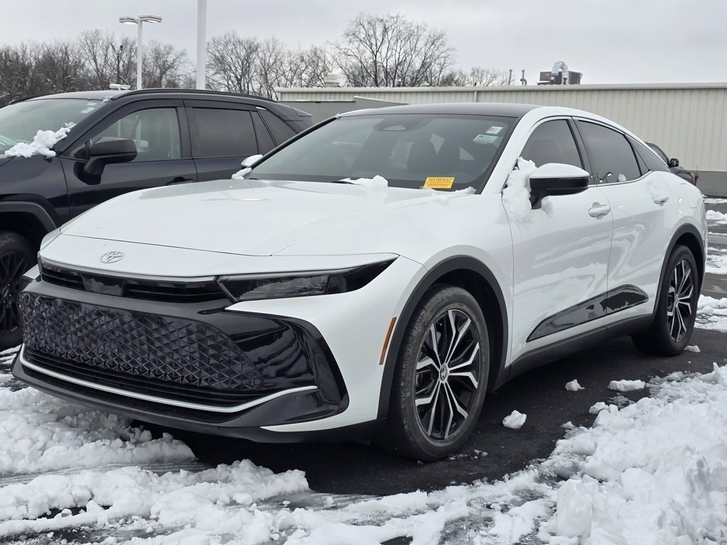 Used 2023 Toyota Crown Limited image 3