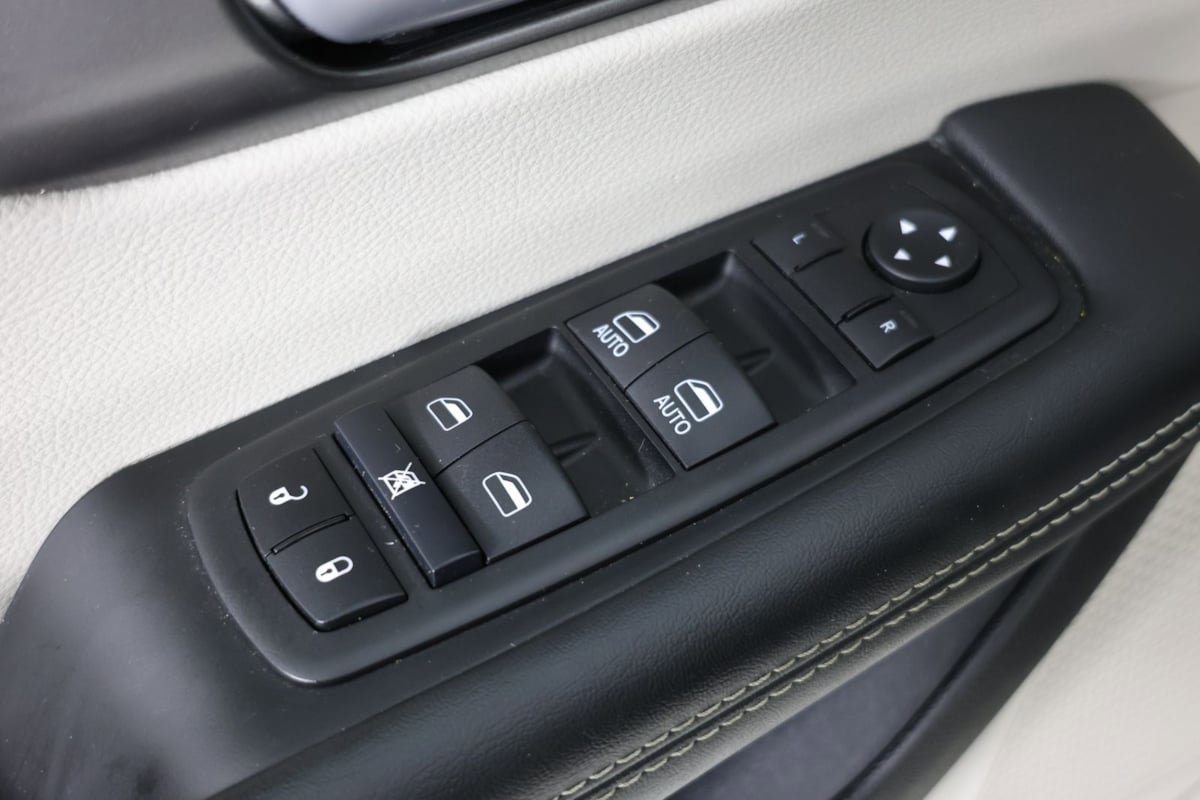 Used 2024 Chrysler Pacifica Touring-L image 22
