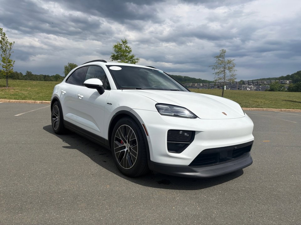 Certified 2025 Porsche Macan 4S Electric AWD/4WD image 9