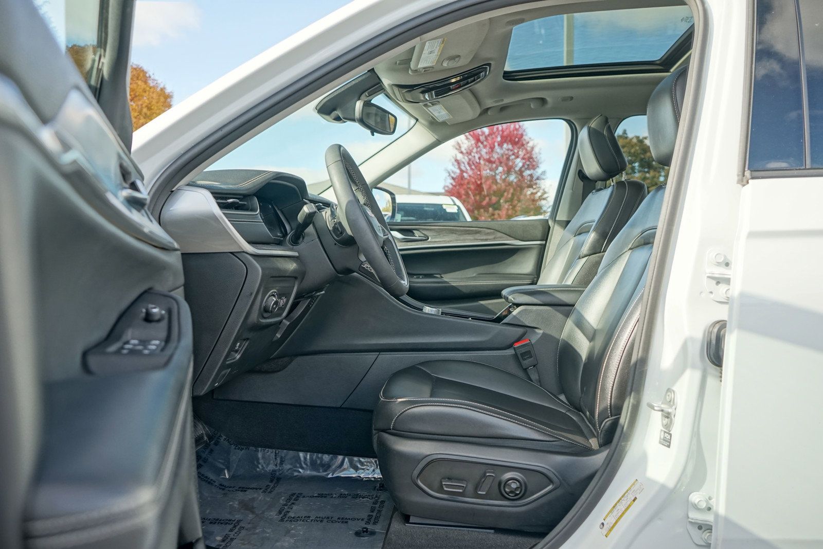 Used 2023 Jeep Grand Cherokee Limited w/ Black Appearance Package image 13