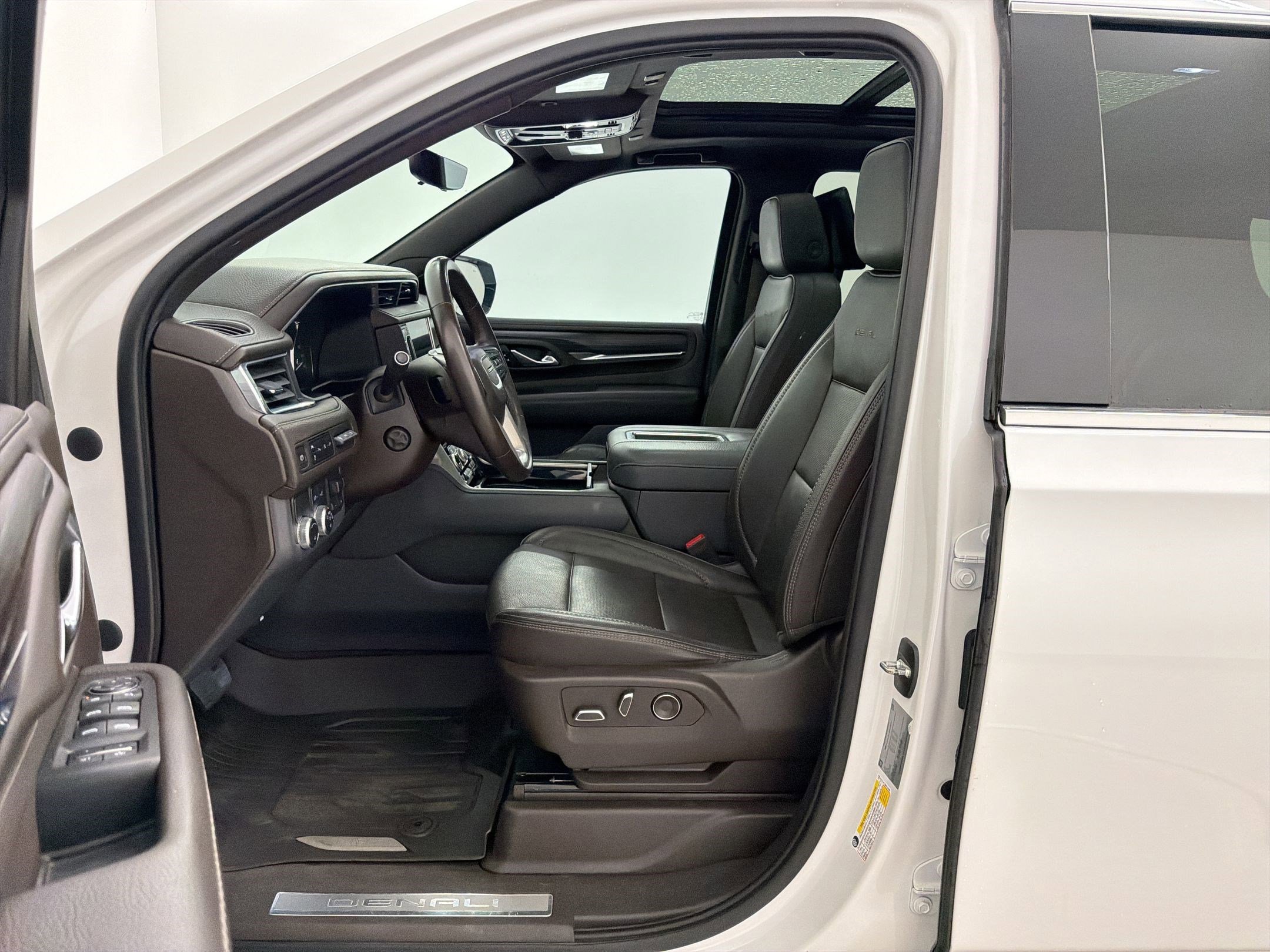 Used 2021 GMC Yukon XL Denali w/ Denali Ultimate Package RWD image 5