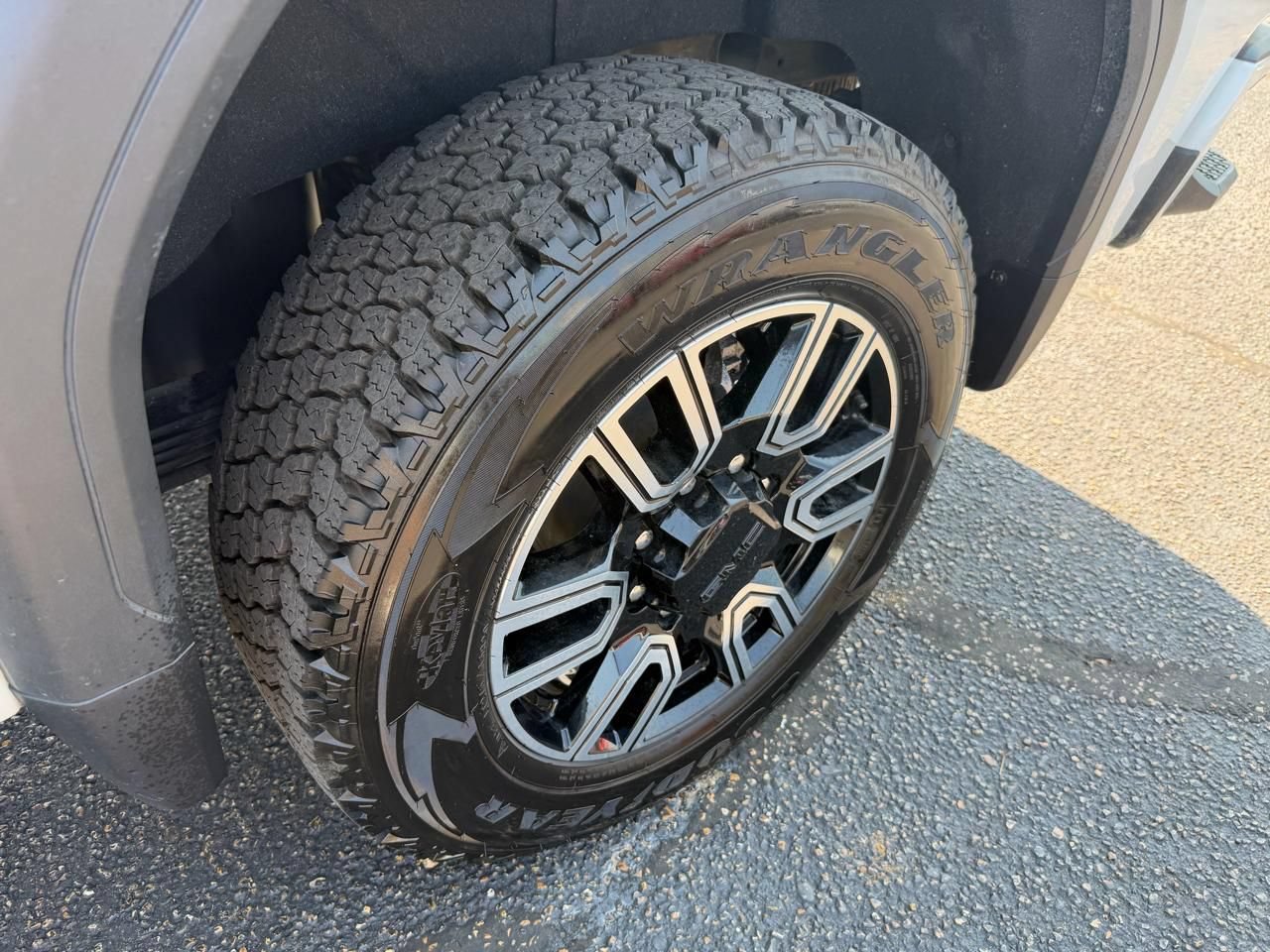 Used 2020 GMC Sierra 2500 AT4 w/ AT4 Premium Package AWD/4WD image 14