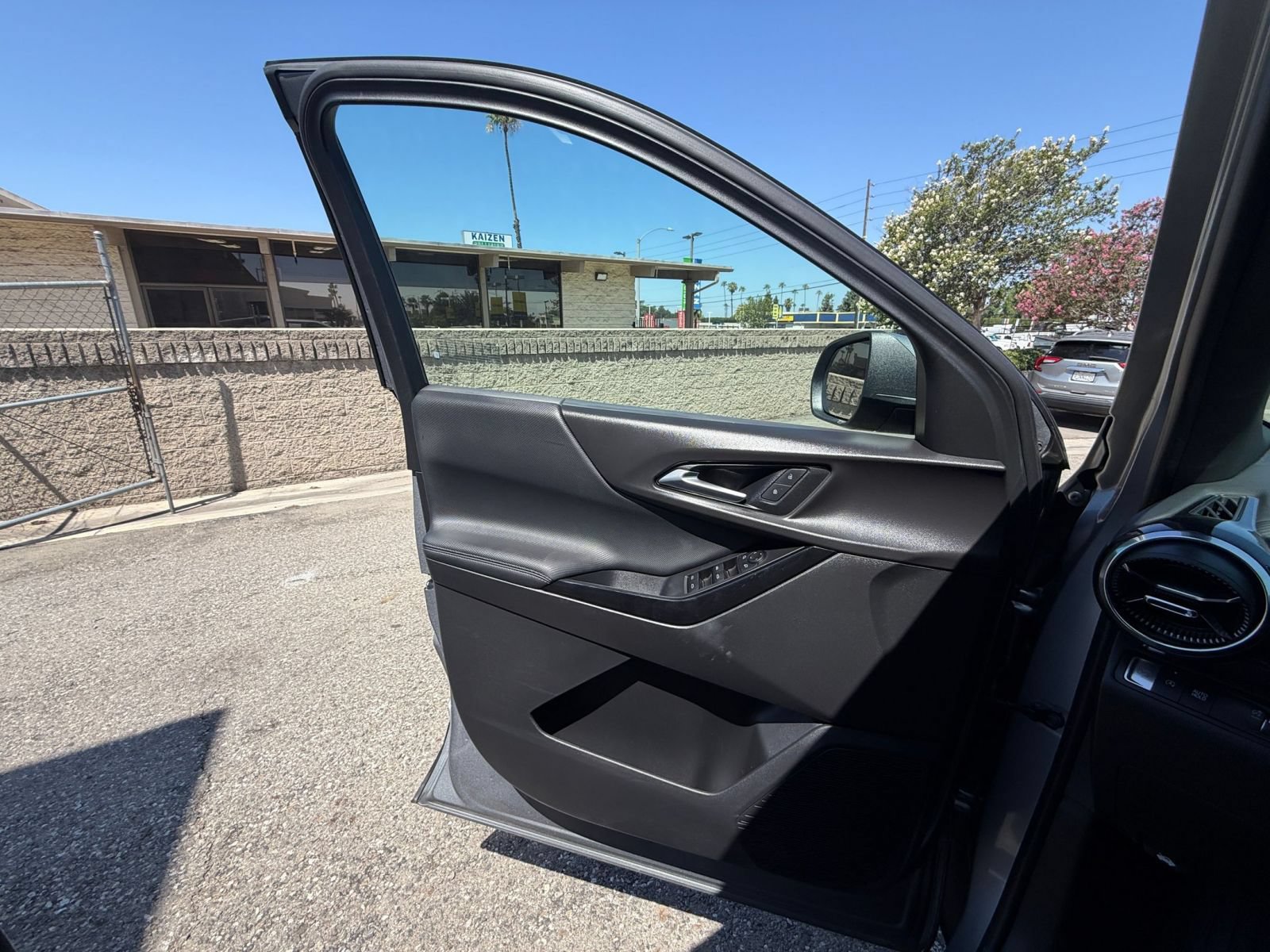 Used 2025 Chevrolet Equinox LT FWD image 18