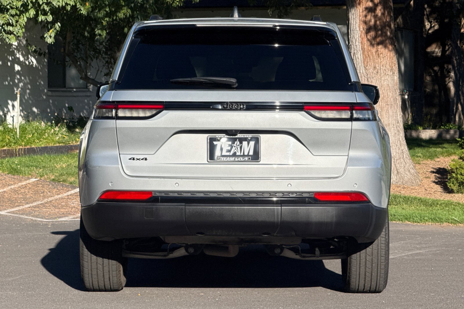 Used 2025 Jeep Grand Cherokee Altitude AWD/4WD image 5