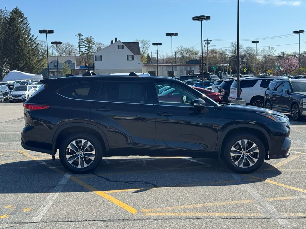 Used 2020 Toyota Highlander XLE AWD/4WD image 7