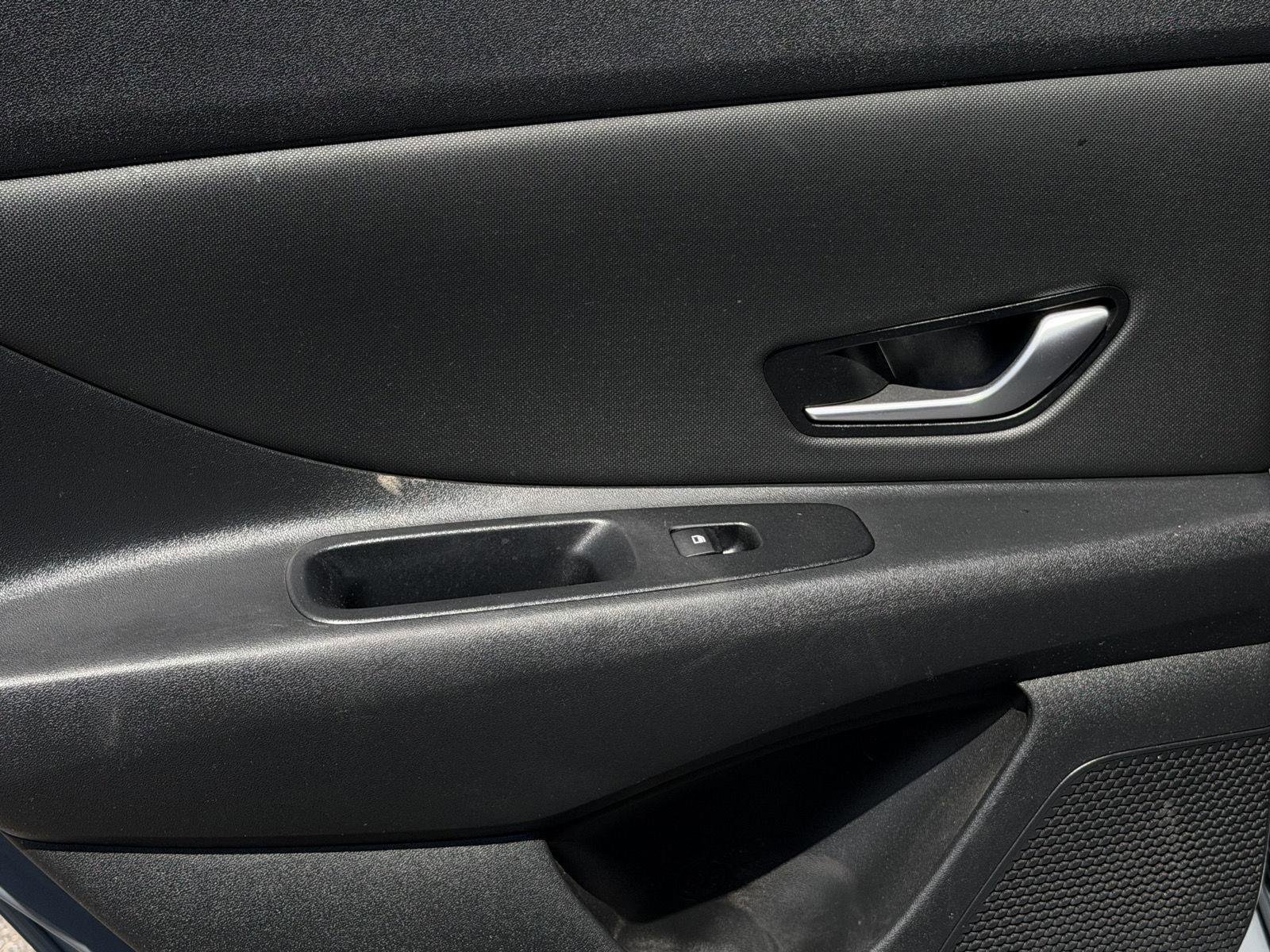 Used 2023 Hyundai Elantra SEL w/ Convenience Package FWD image 8