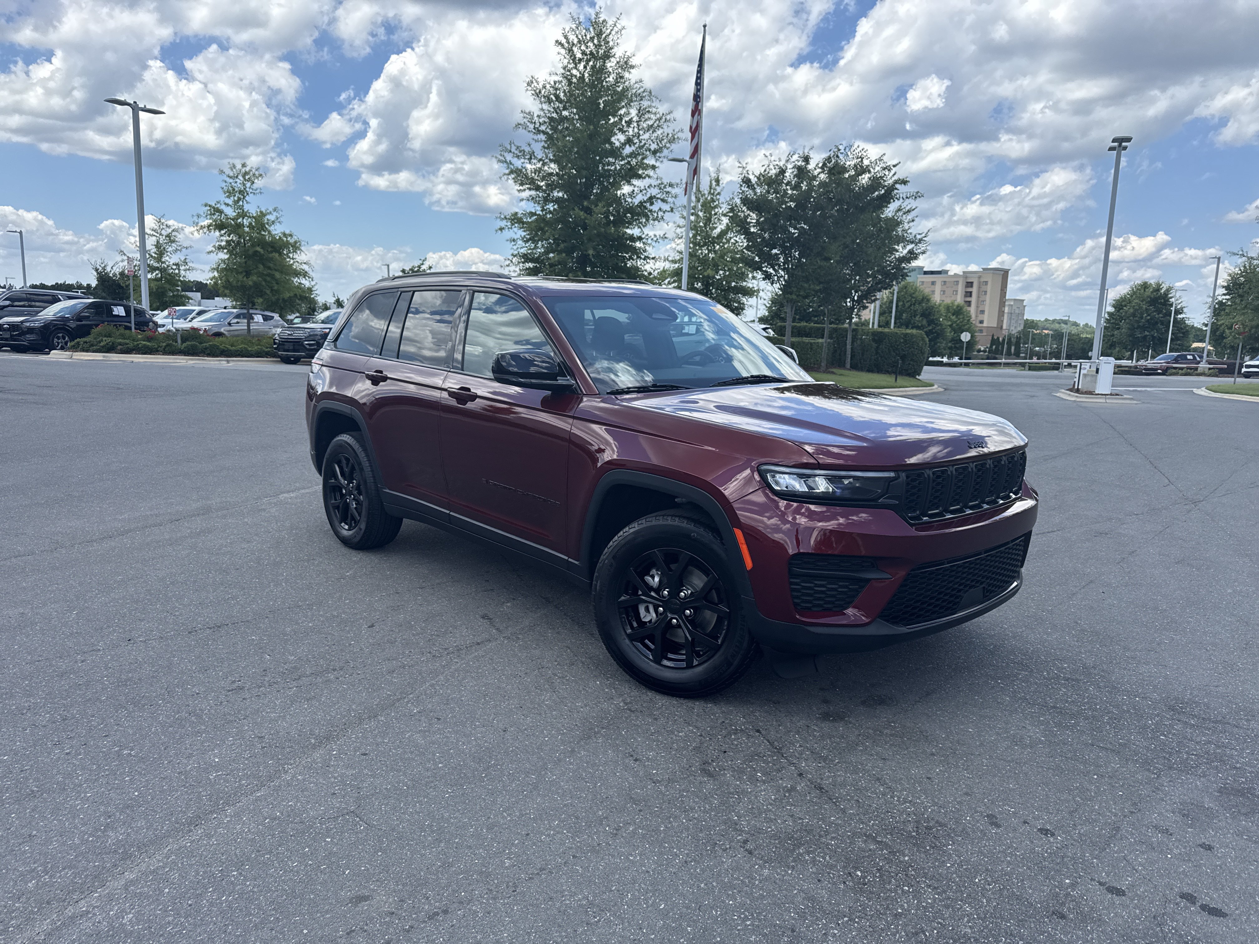 Certified 2024 Jeep Grand Cherokee Altitude AWD/4WD image 2