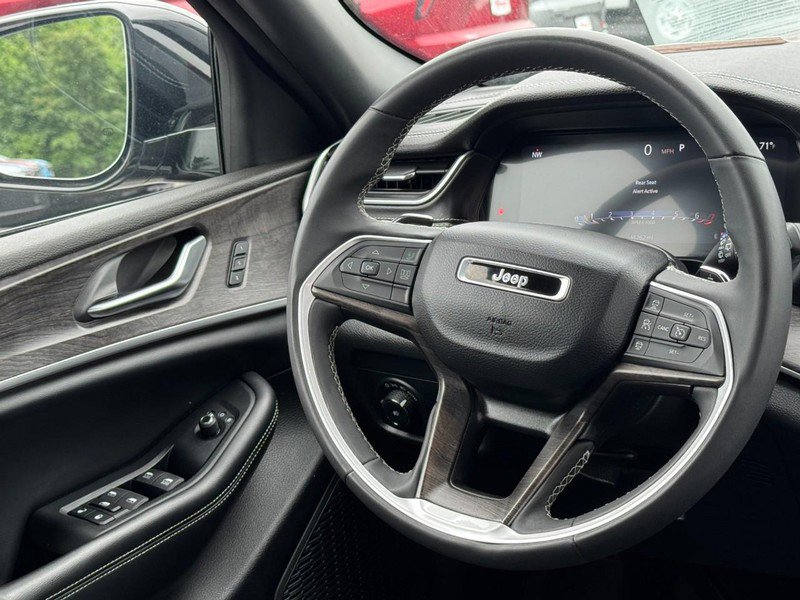 Used 2024 Jeep Grand Cherokee L Limited AWD/4WD image 12