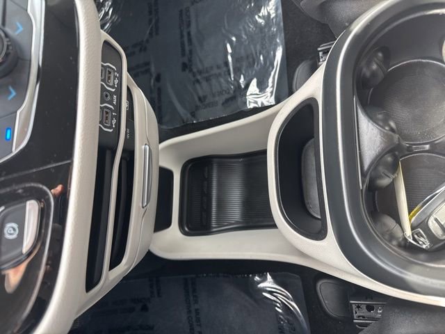 Used 2022 Chrysler Pacifica Touring-L image 27