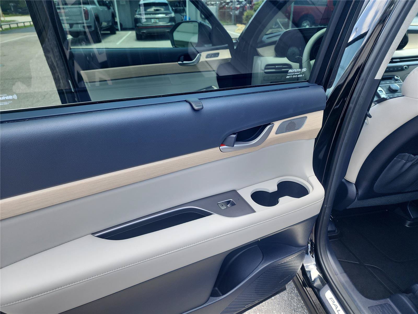 Used 2024 Hyundai Palisade Limited FWD image 17