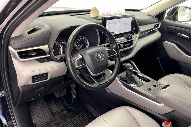 Used 2024 Toyota Highlander XLE FWD image 14