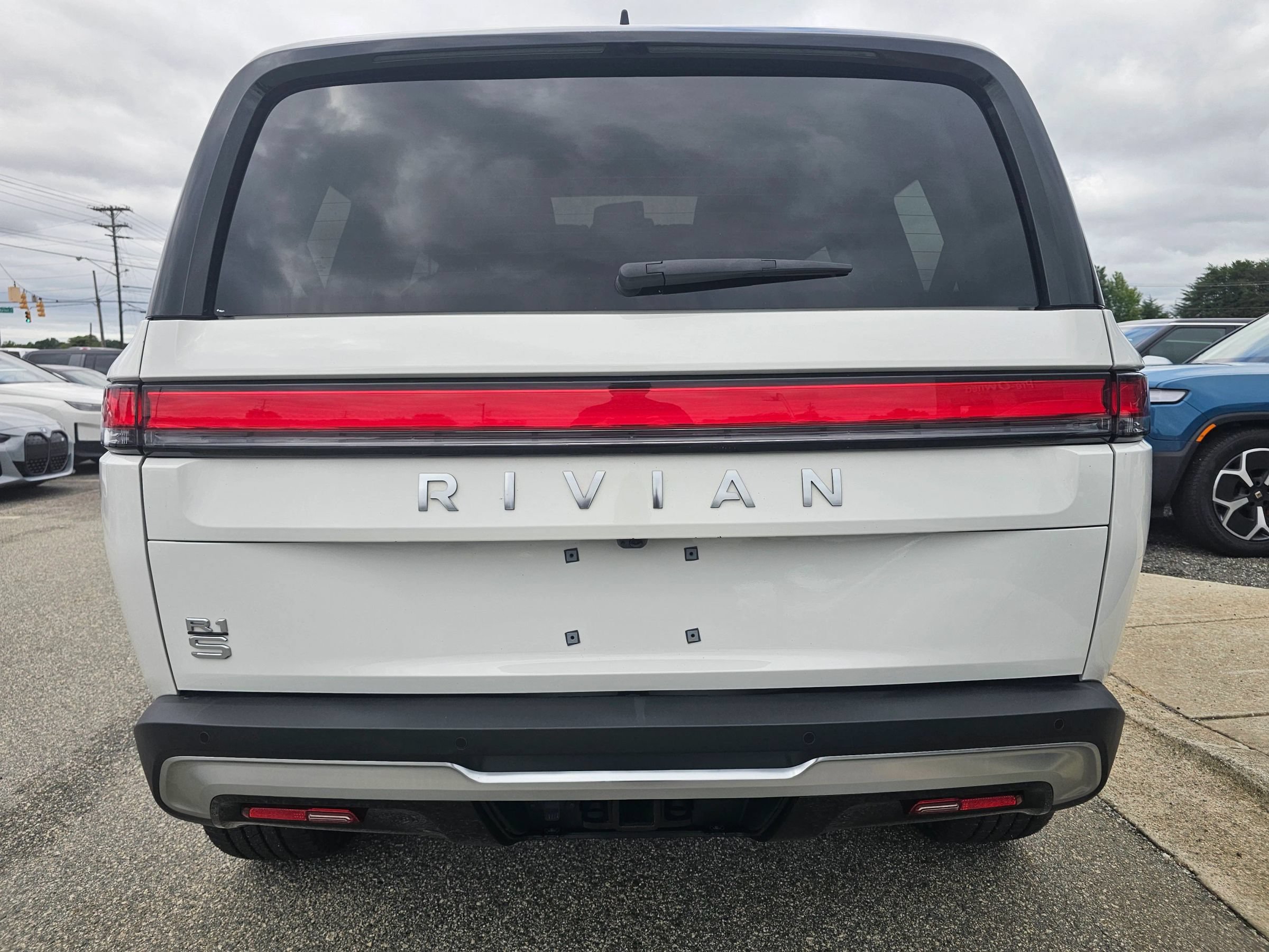 Used 2025 Rivian R1S Adventure Dual AWD/4WD image 4