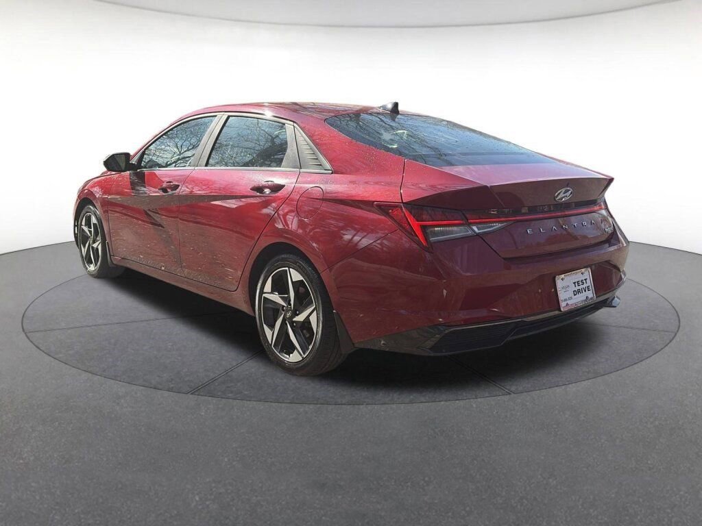 Used 2023 Hyundai Elantra Limited image 3