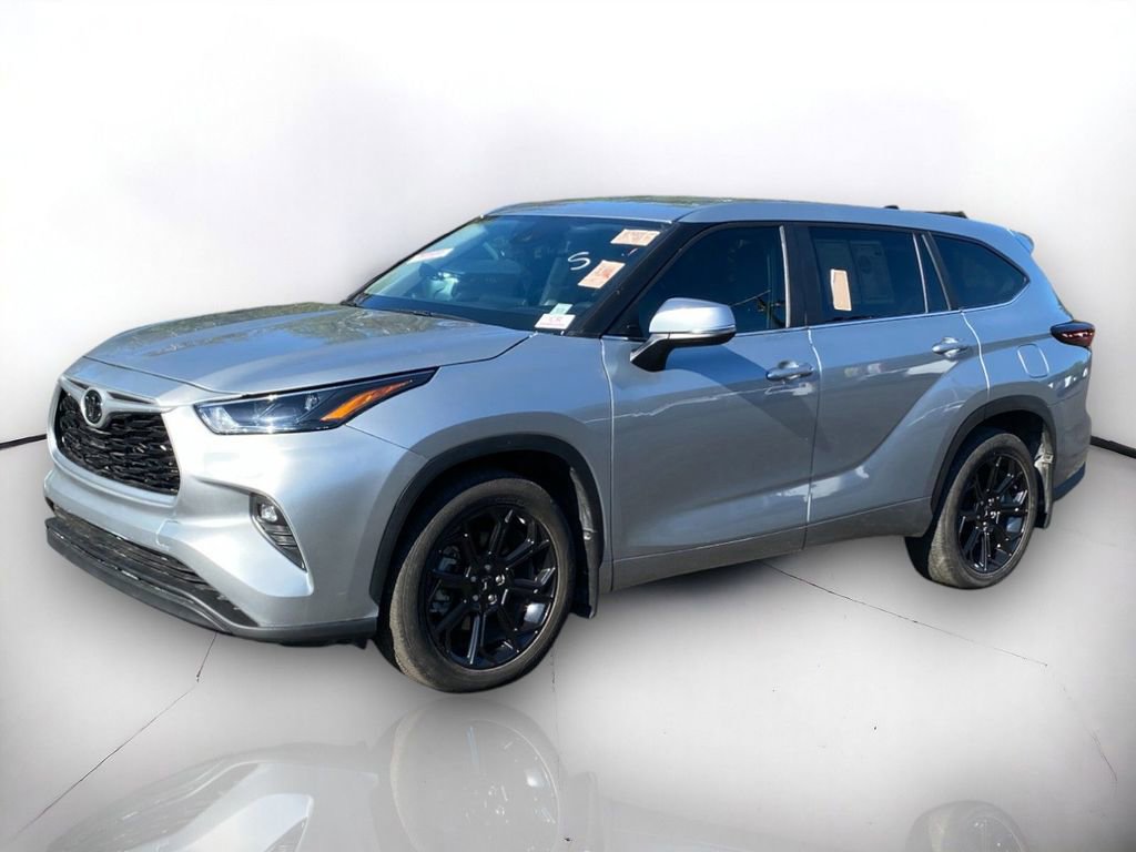 Used 2024 Toyota Highlander LE image 2