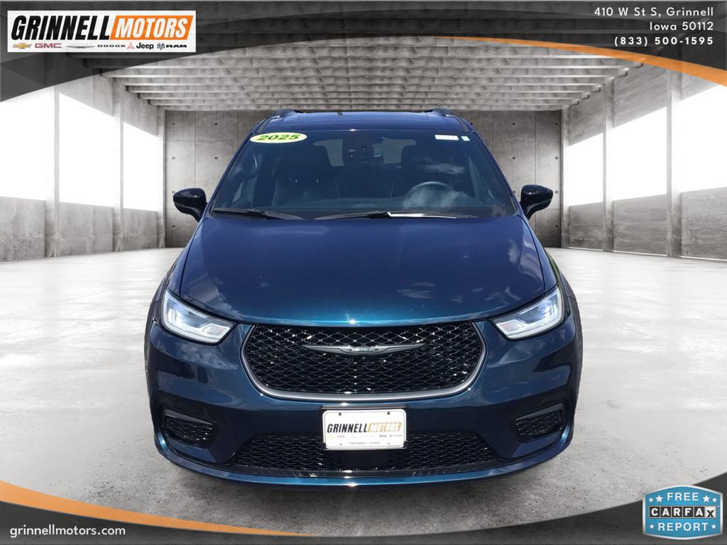 Used 2025 Chrysler Pacifica Limited FWD image 2