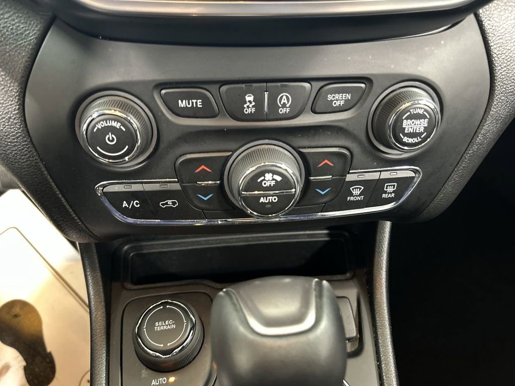 Used 2021 Jeep Cherokee Limited image 16