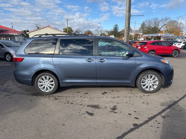 Used 2017 Toyota Sienna XLE image 3