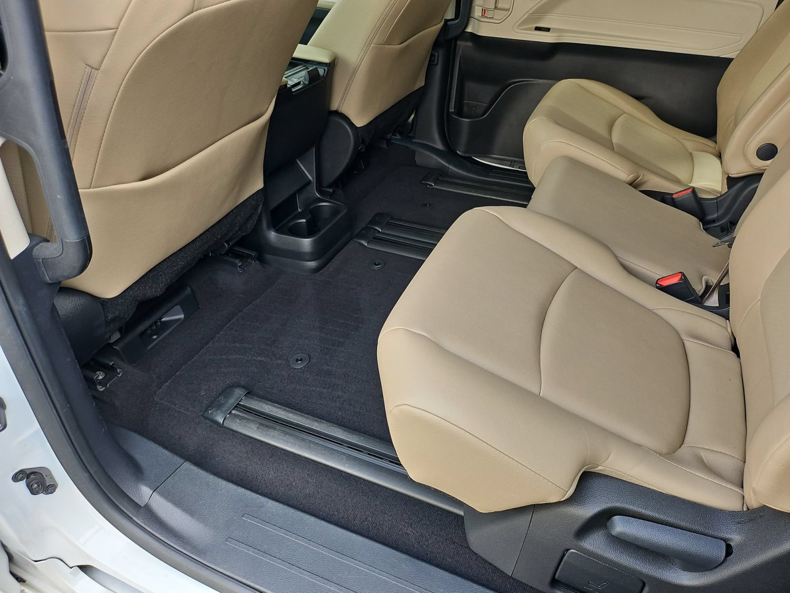 Used 2023 Toyota Sienna XLE FWD image 33