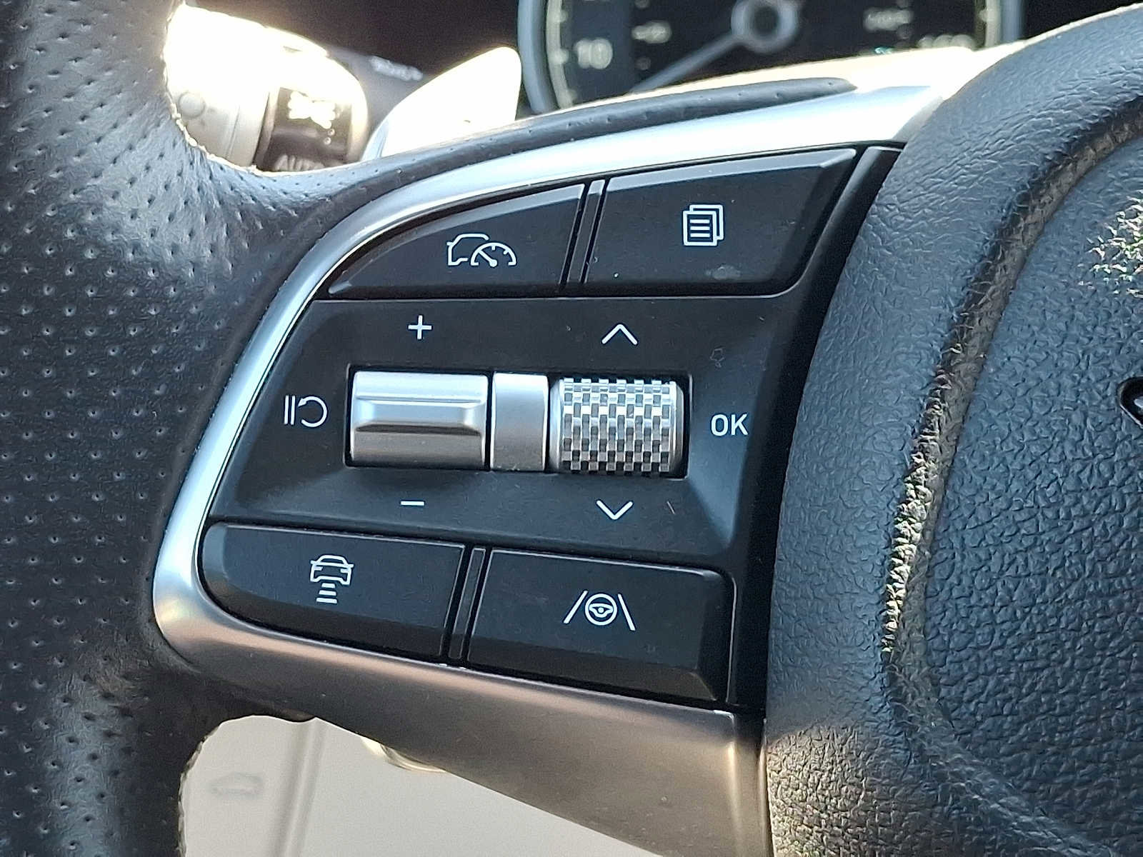 Used 2025 Genesis G70 2.5T image 21