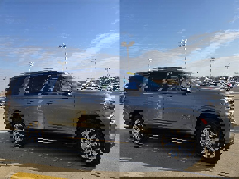 Used 2021 Chevrolet Suburban Premier image 2