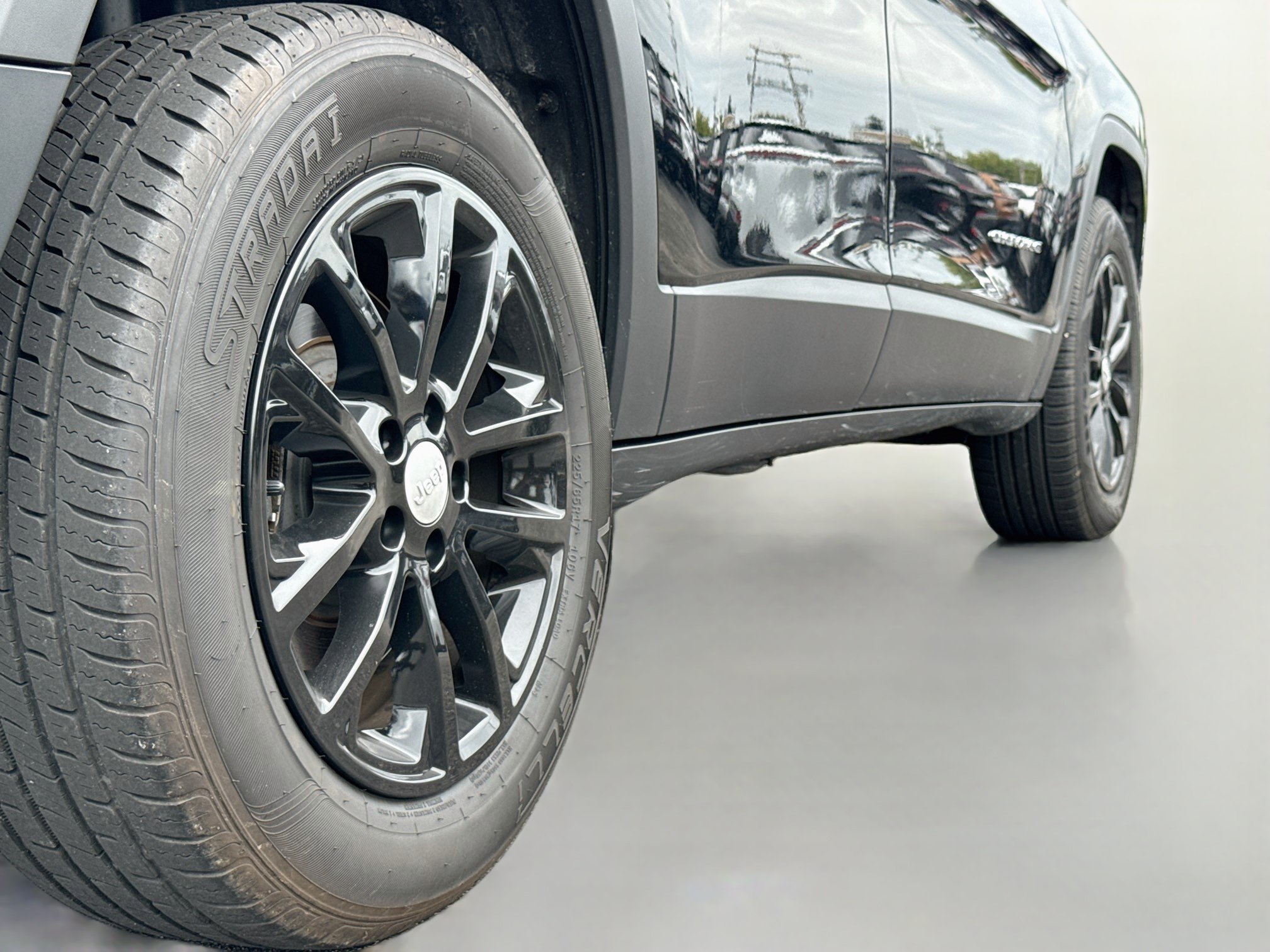 Used 2021 Jeep Cherokee Latitude Lux w/ Sun & Sound Group AWD/4WD image 9