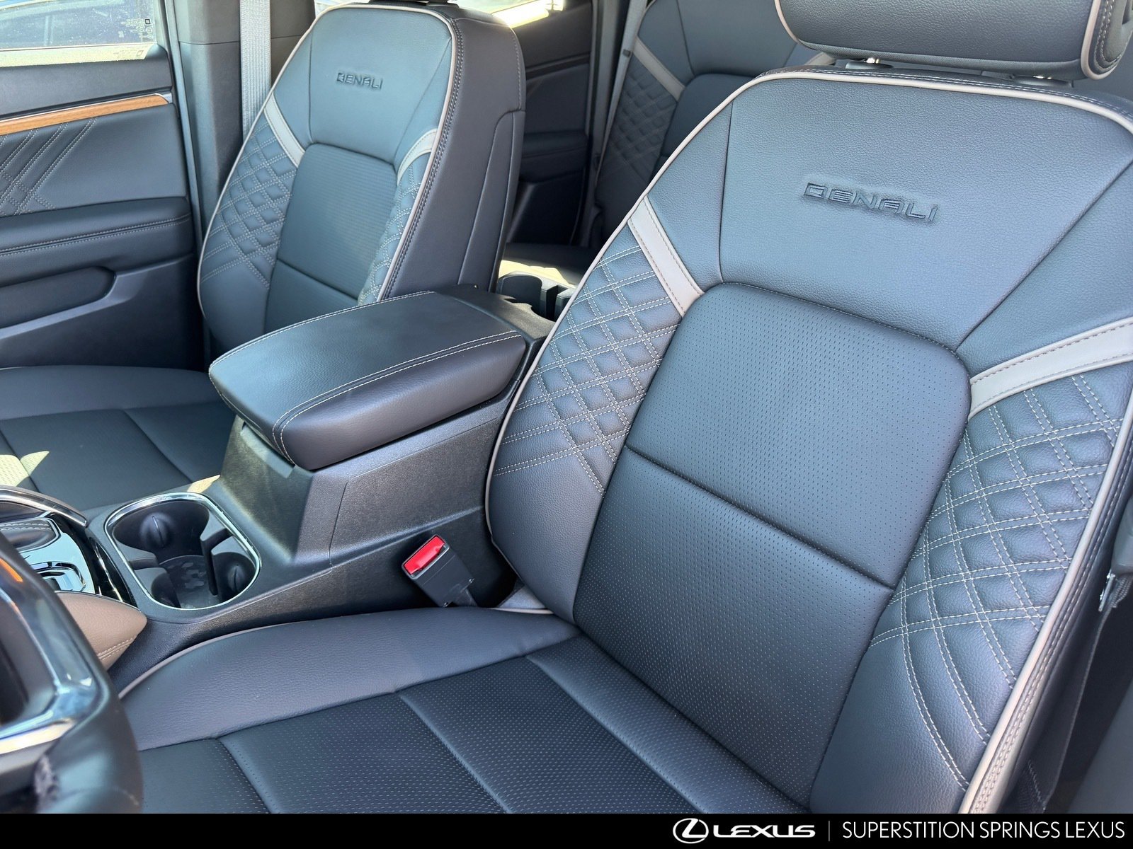 Used 2025 GMC Canyon Denali AWD/4WD image 9