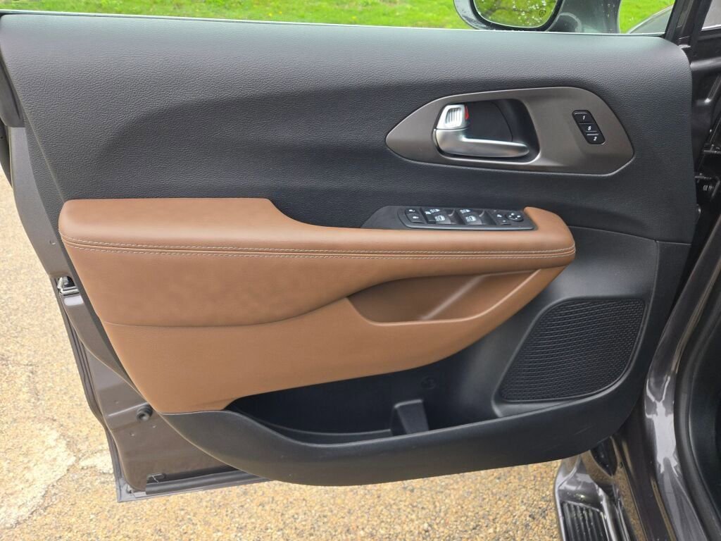 Used 2020 Chrysler Pacifica Limited w/ Advanced Safetytec Group FWD image 16