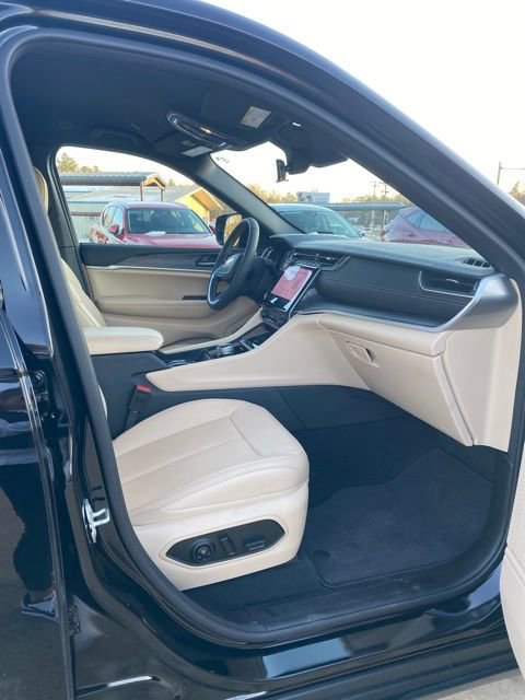 Used 2025 Jeep Grand Cherokee Limited image 12