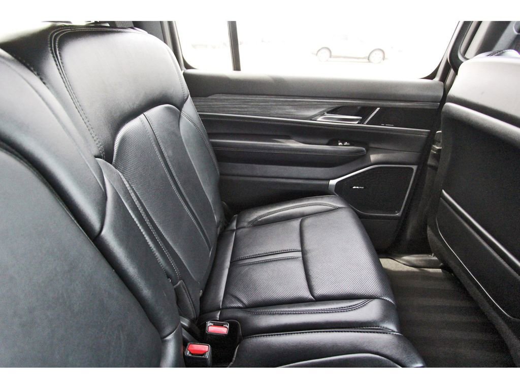 Used 2024 Jeep Wagoneer L Series II image 11