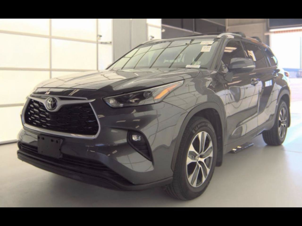 Used 2022 Toyota Highlander XLE AWD/4WD image 5