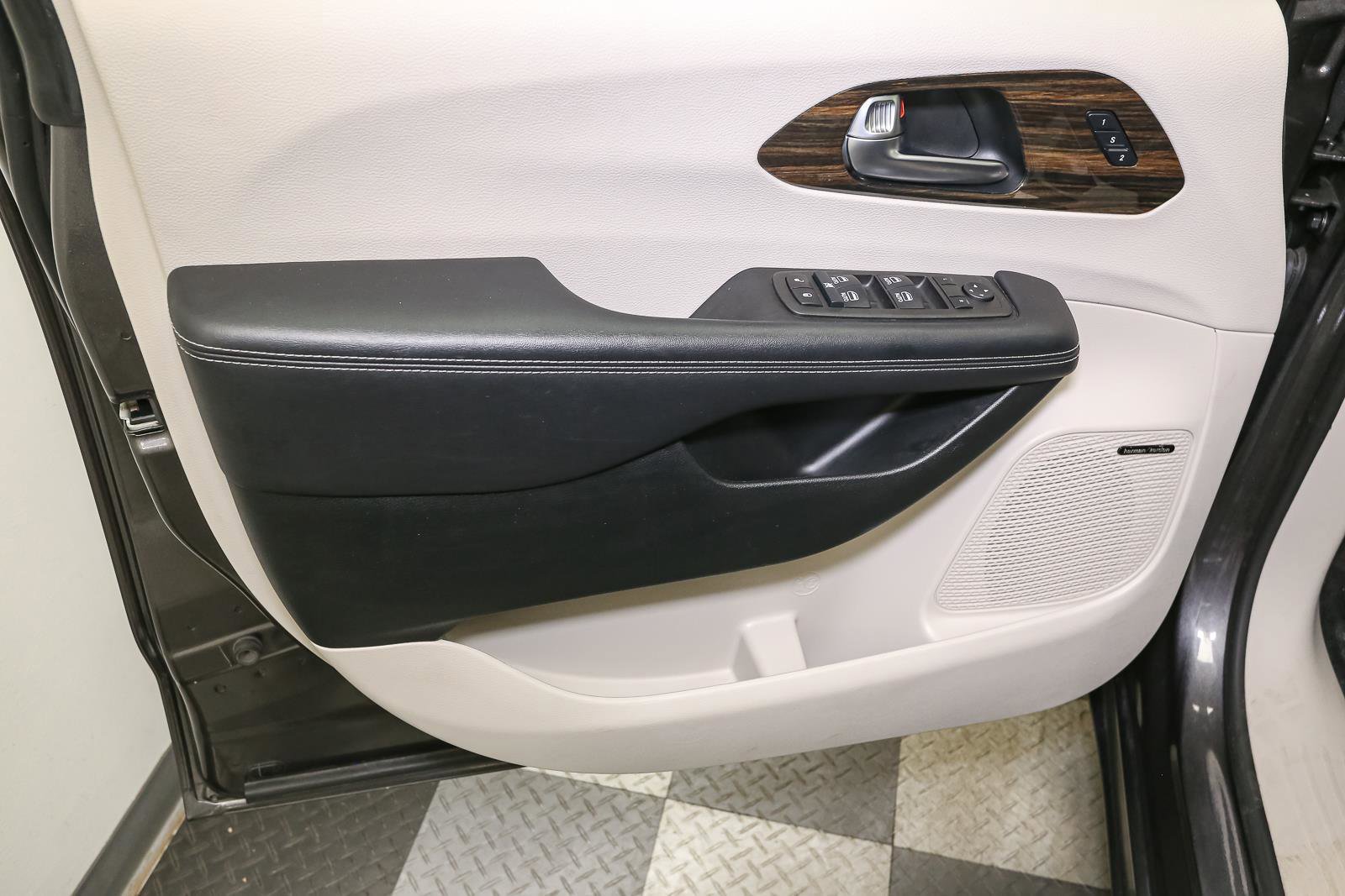 Used 2022 Chrysler Pacifica Limited w/ Uconnect Theater Family Group AWD/4WD image 47