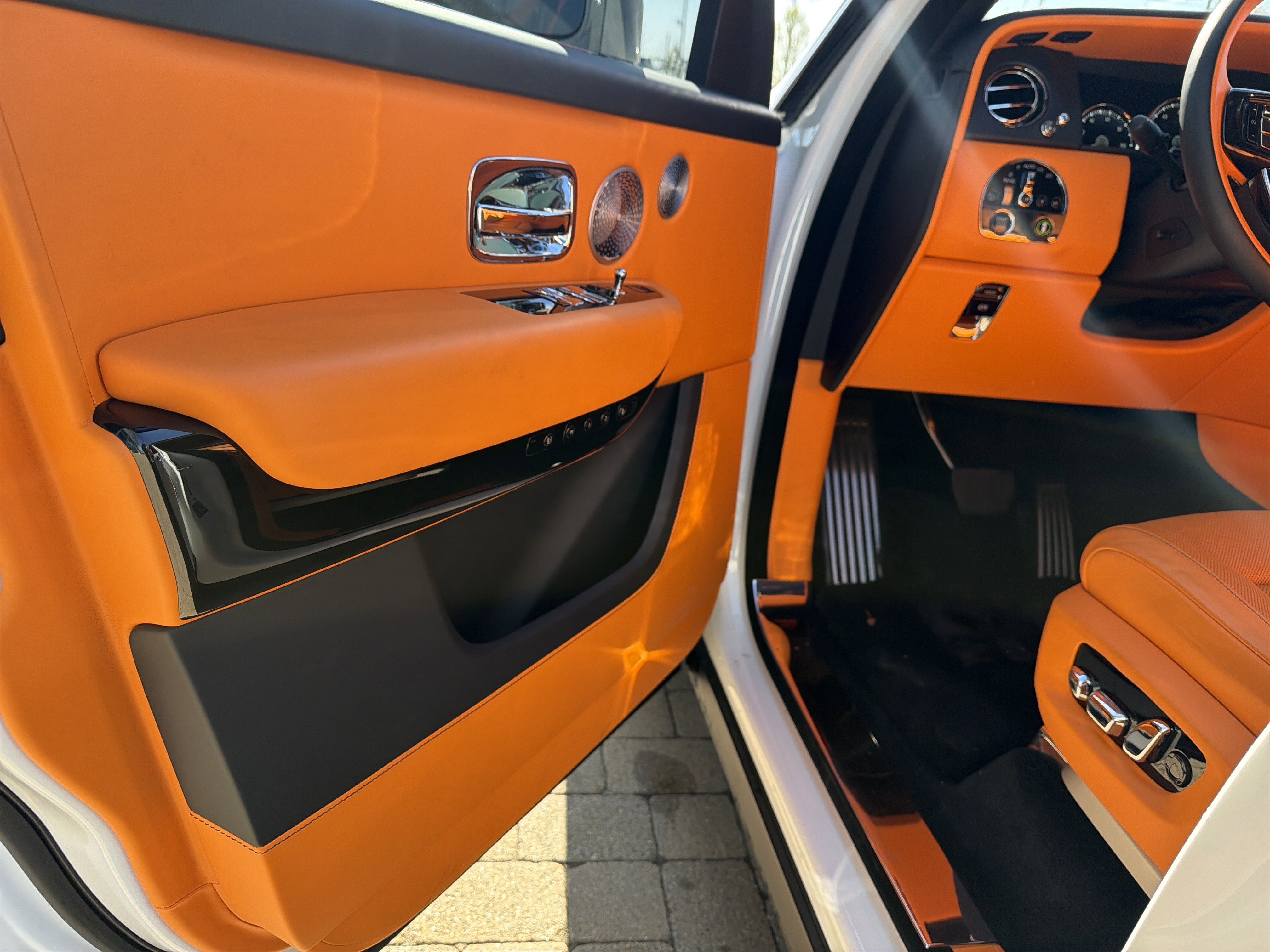 Used 2024 Rolls-Royce Cullinan w/ Dark Exterior Package image 15