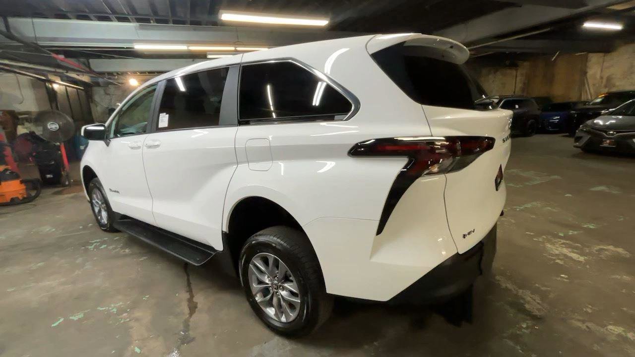 Used 2025 Toyota Sienna LE image 11