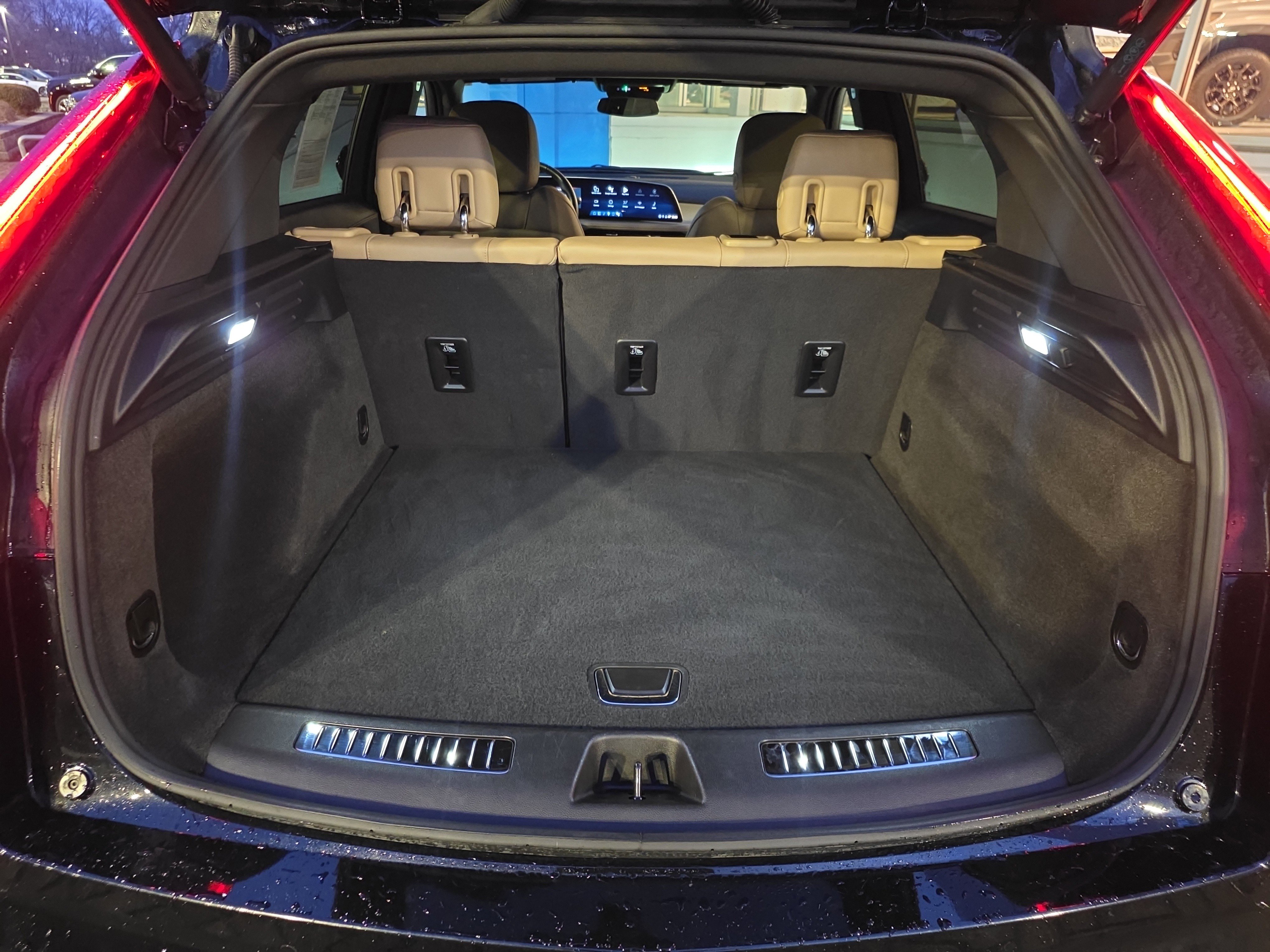 Used 2025 Cadillac XT4 Premium Luxury image 36