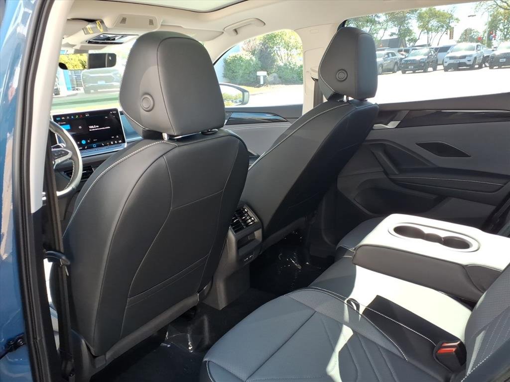 New 2025 Volkswagen Tiguan SE image 18