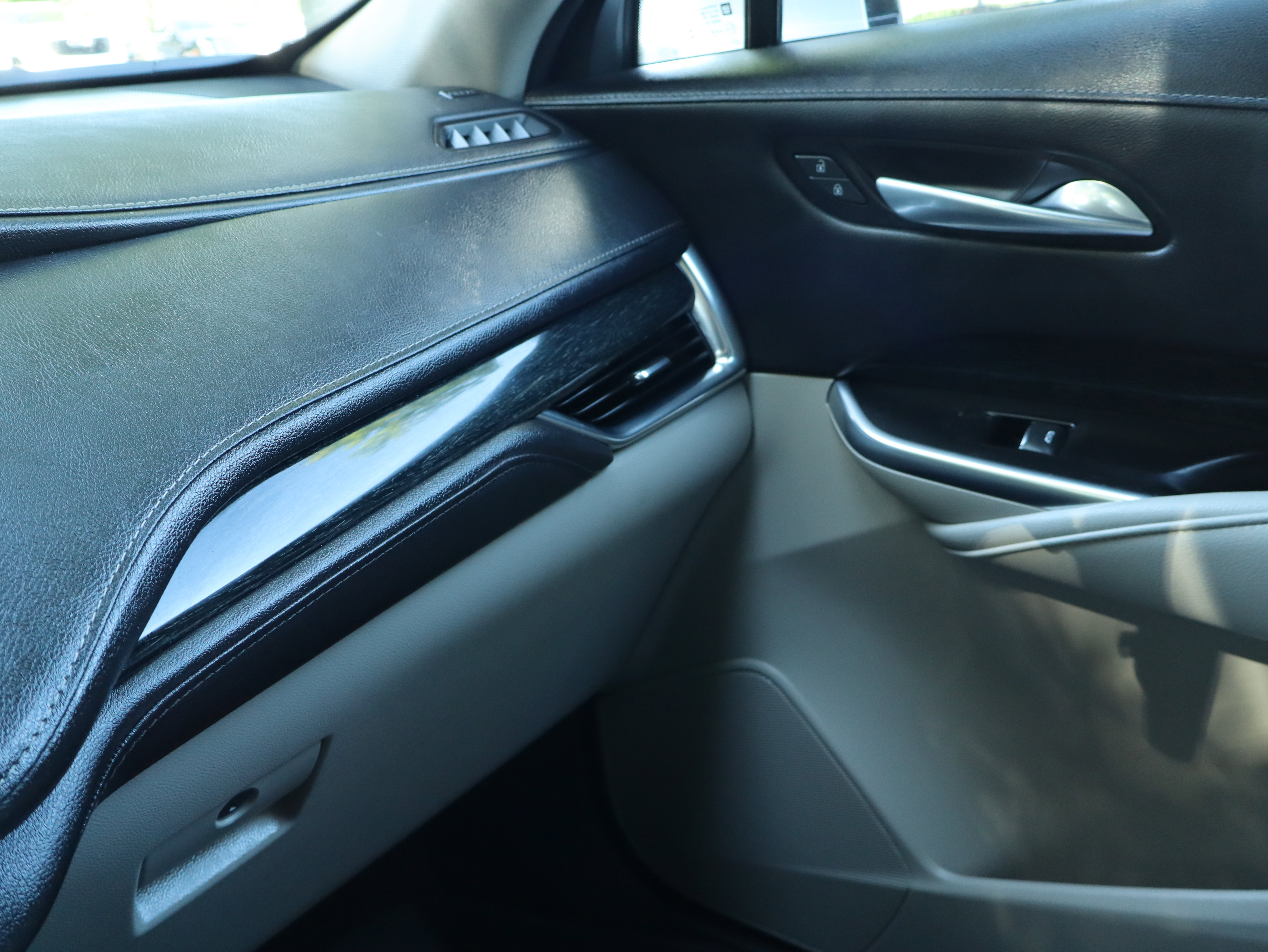 Used 2022 Cadillac XT4 Premium Luxury w/ Enhanced Visibility Package image 36