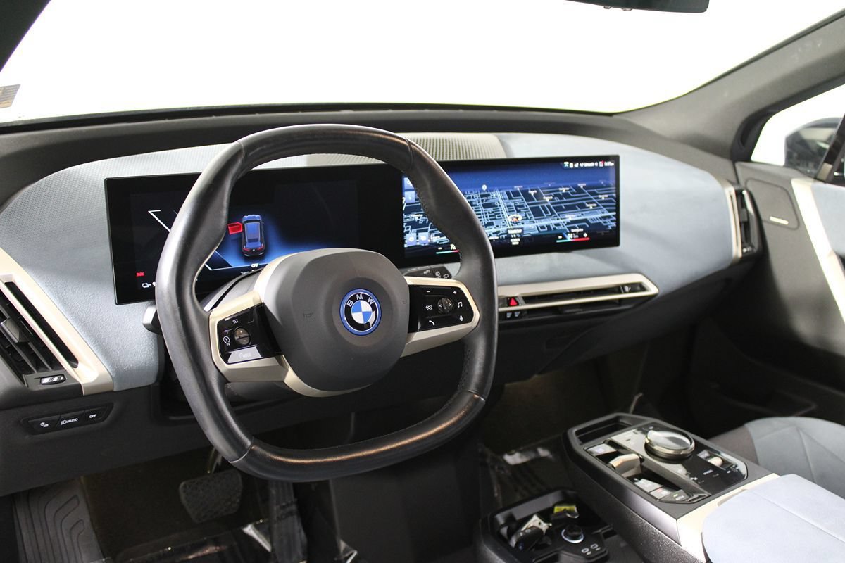 Used 2023 BMW iX xDrive50 w/ Sport Package AWD/4WD image 5