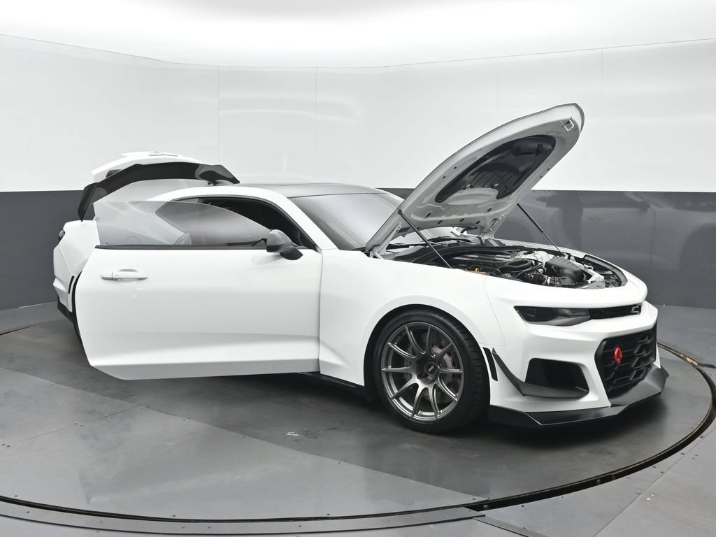 Used 2019 Chevrolet Camaro ZL1 RWD image 39