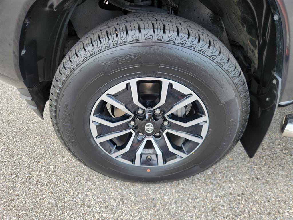 Used 2020 Toyota Tacoma TRD Sport w/ TRD Premium Sport Package AWD/4WD image 11