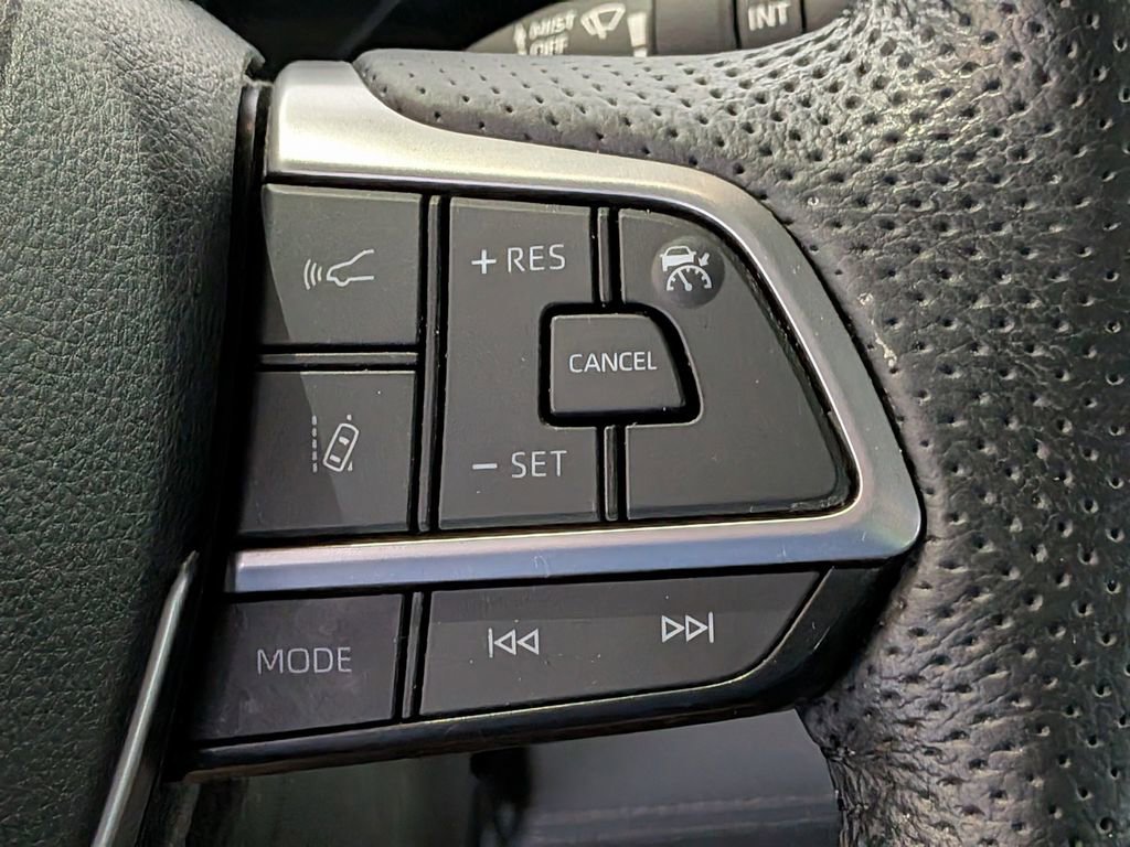 Used 2021 Toyota Sienna Limited image 24